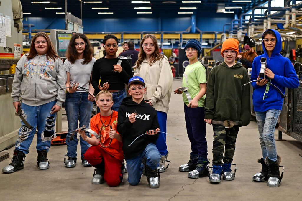 Photo de groupe d'étudiants dans l'atelier de soudure