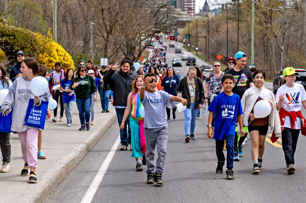Une longue file de participants à la Marche de l'Autisme en remontant Alexandre-Taché
