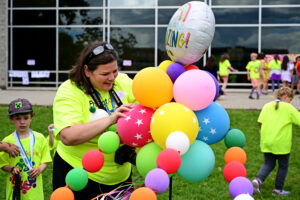 Re-adaptation Officer and ProjectActive committee member Janet Sauvé patiently undoing a balloon for a student