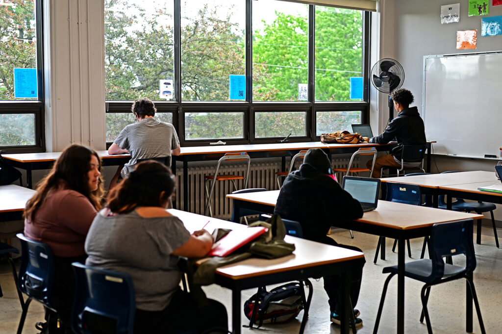 Étudiants adultes travaillant de manière autonome dans une salle de classe