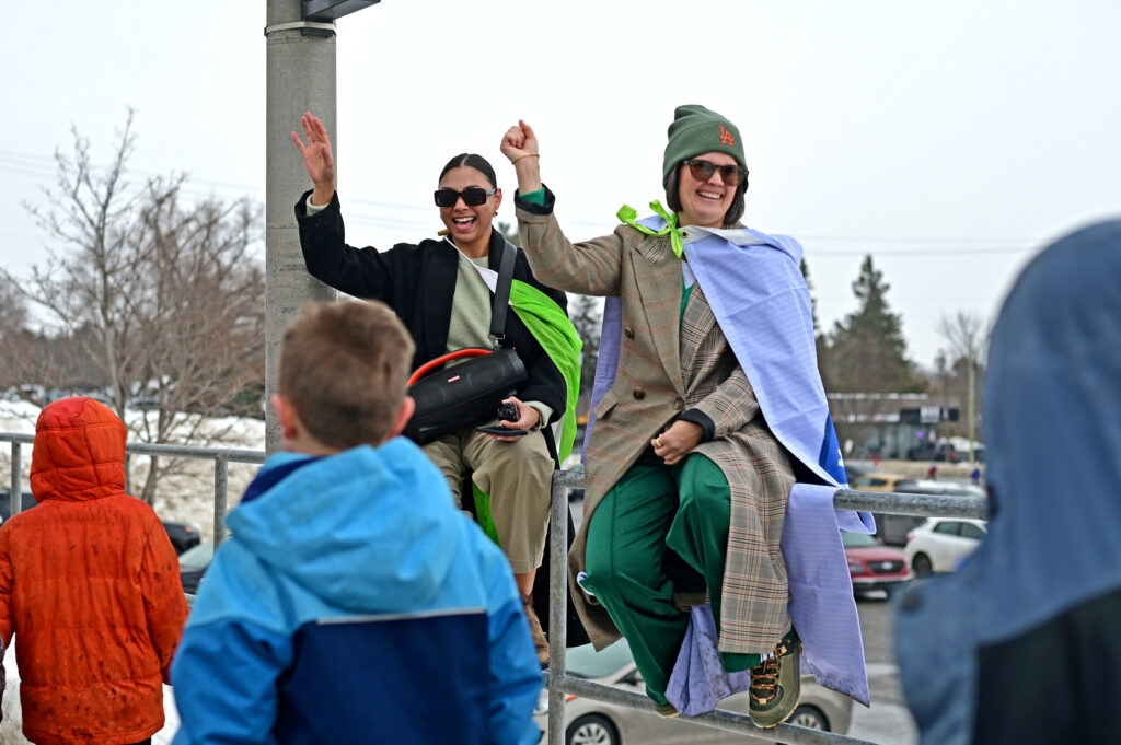 DSC_0015 La directrice Samantha Halpin et la vice-présidente Hannah Patrick encouragent les élèves.