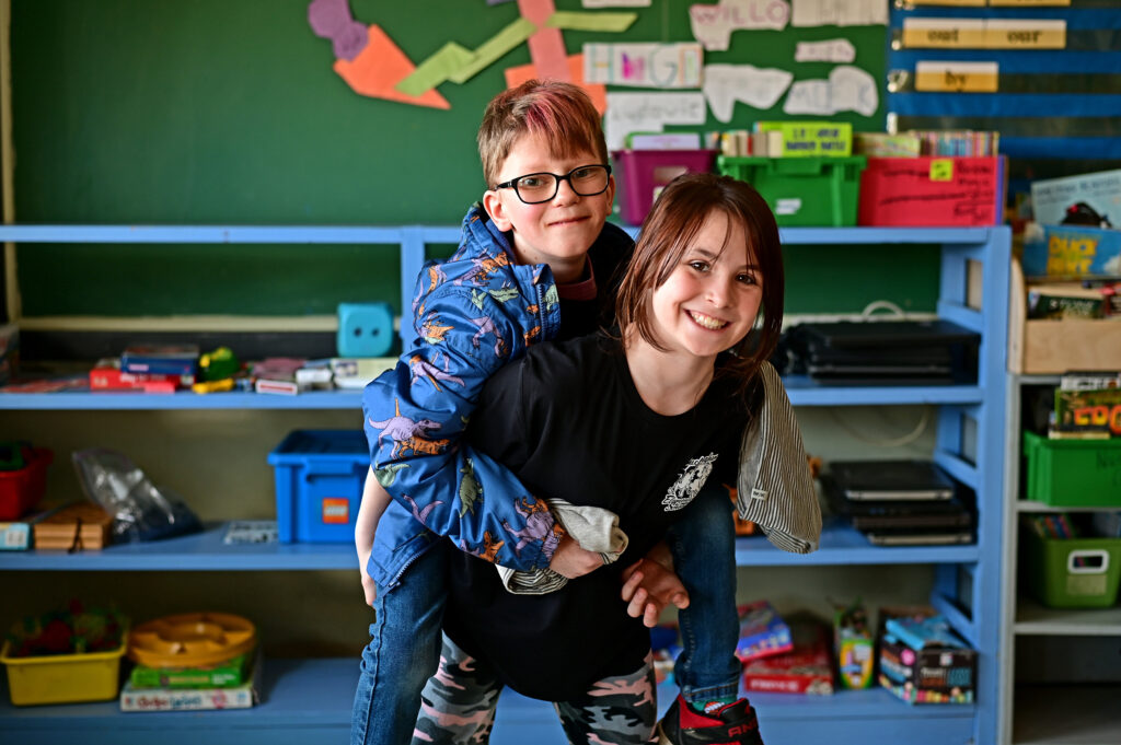 Deux élèves souriants d'une école primaire