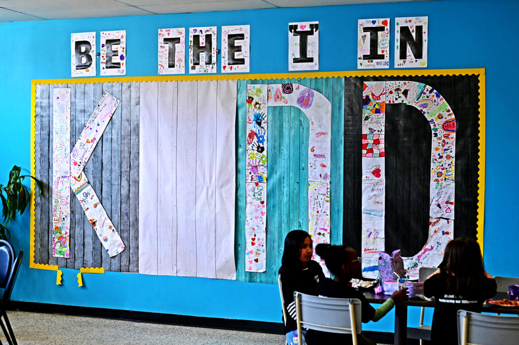 Photo d'une affiche contre les brimades