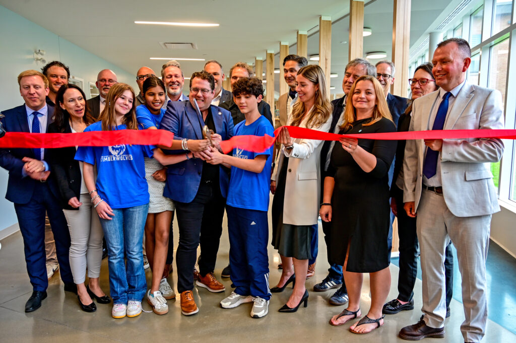 Minister Drainville cuts the ribbon